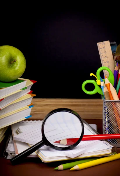Pila di libri, mela, globo e matite — Foto Stock