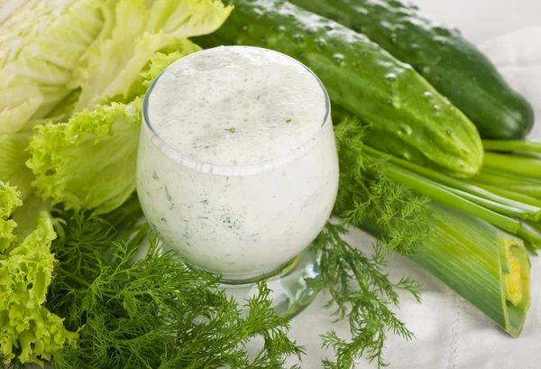 Освежающие, полезные для здоровья коктейли из овощного сока — стоковое фото