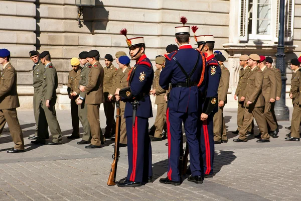 Soldados en el Palacio Real de Madrid — Foto de Stock