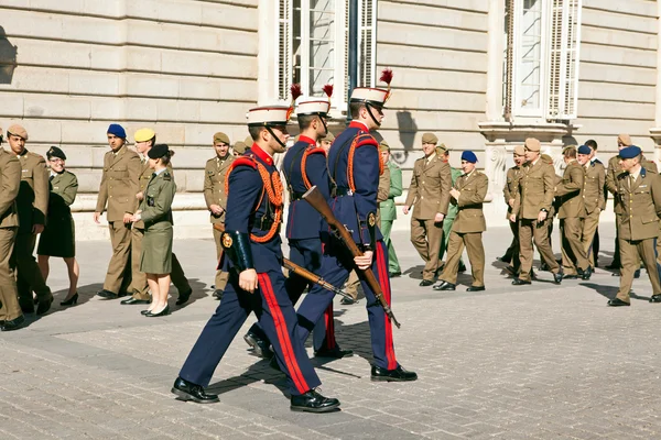 Vojáci v palacio real v Madridu — Stock fotografie