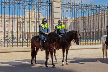 Polis korumaları, palacio real, madrid