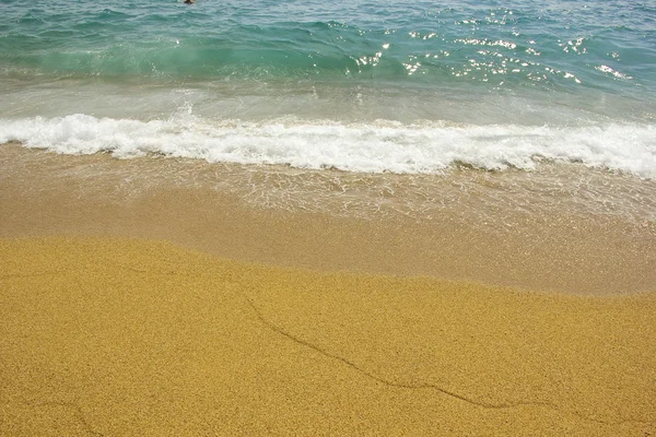 Água limpa e transparente na costa — Fotografia de Stock