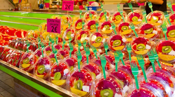 Mercato della frutta (La Boqueria, famoso mercato di Barcellona). Frutti colorati alla bancarella — Foto Stock