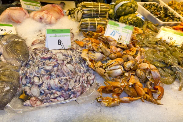 市場の新鮮な魚の様々 な — ストック写真