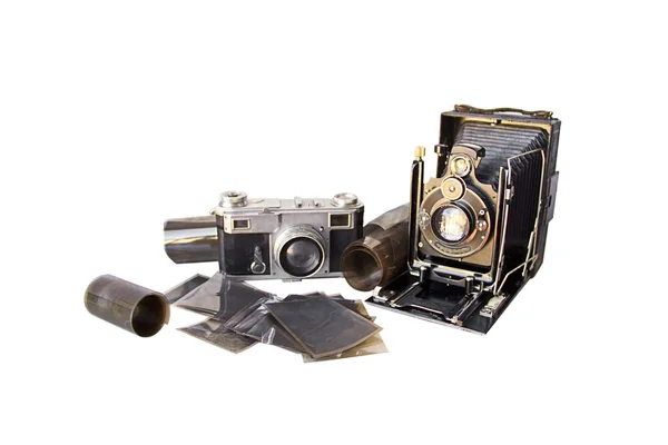Bardzo stary aparat (od początku XX wieku) ustawiony inny stary aparat (z lat pięćdziesiątych), stary film i negatywów. Obraz Stockowy