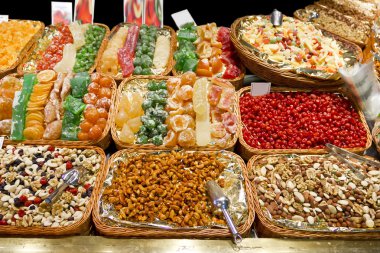 Tatlılar, şekerler ve kurutulmuş meyveler de la boqueria (barcelona ünlü Pazar)