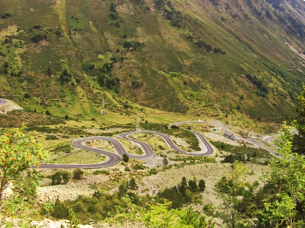 Curvas de una carretera en la montaña en los Pirineos —  Fotos de Stock