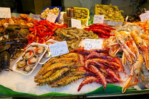 다양 한 시장에서 신선한 생선 — 스톡 사진