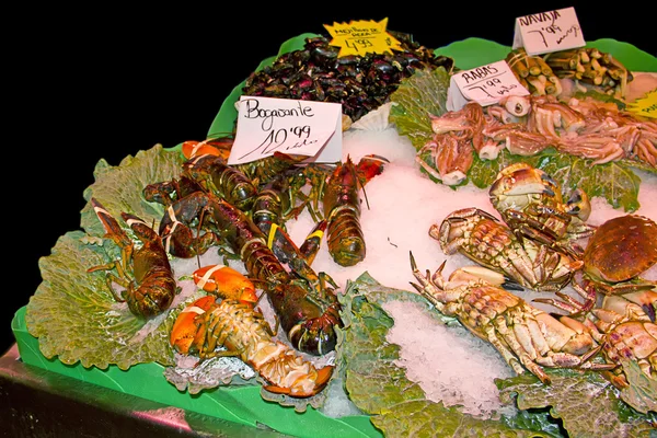 Variedade de peixes frescos no mercado — Fotografia de Stock