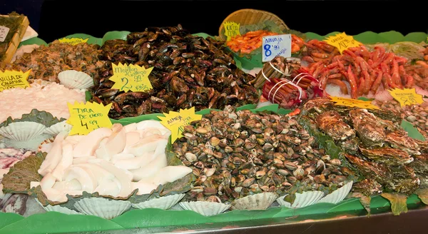 다양 한 시장에서 신선한 생선 — 스톡 사진