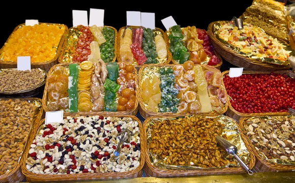 Dulces, caramelos y frutas secas en La Boqueria (famoso mercado de Barcelona ) —  Fotos de Stock