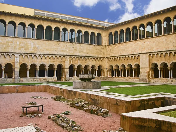 Monasterio abadía gótica y claustro desde la perspectiva del jardín, en — Foto de Stock