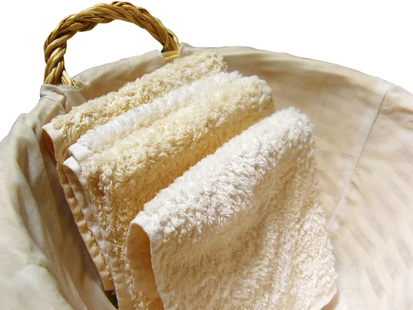 Asciugamani in un cestino con sfondo bianco — Foto Stock