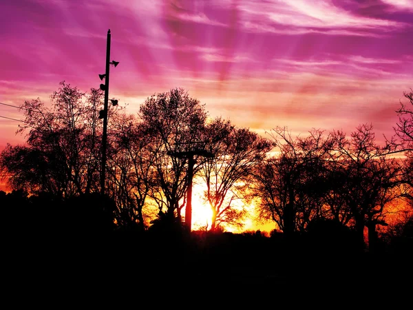 Promienie słońca między chmury, o zmierzchu — Zdjęcie stockowe