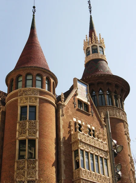 Modernistický dům jako je hrad ve městě barcelona — Stock fotografie