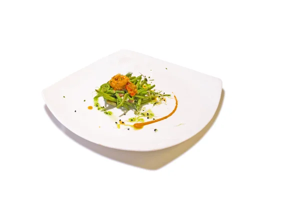 Plato gourmet de espárragos y camarones, aislado en blanco —  Fotos de Stock