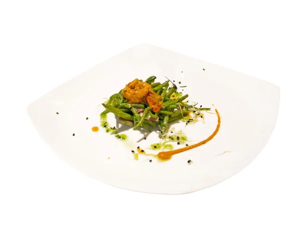 Plato gourmet de espárragos y camarones, aislado en blanco —  Fotos de Stock