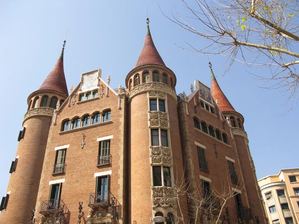 Μοντερνιστική μονοκατοικία όπως ένα κάστρο στην πόλη Βαρκελώνη — Φωτογραφία Αρχείου