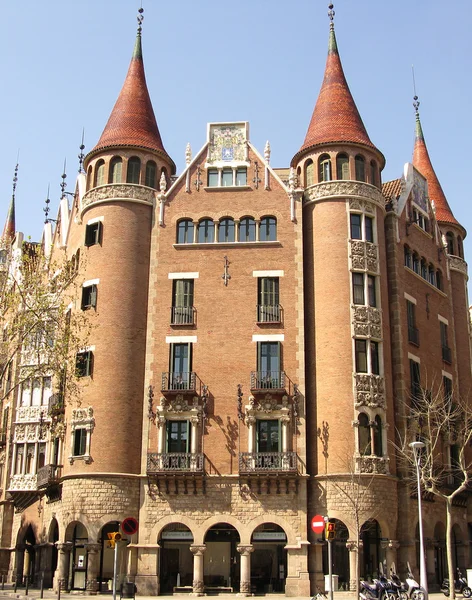 Μοντερνιστική μονοκατοικία όπως ένα κάστρο στην πόλη Βαρκελώνη — Φωτογραφία Αρχείου