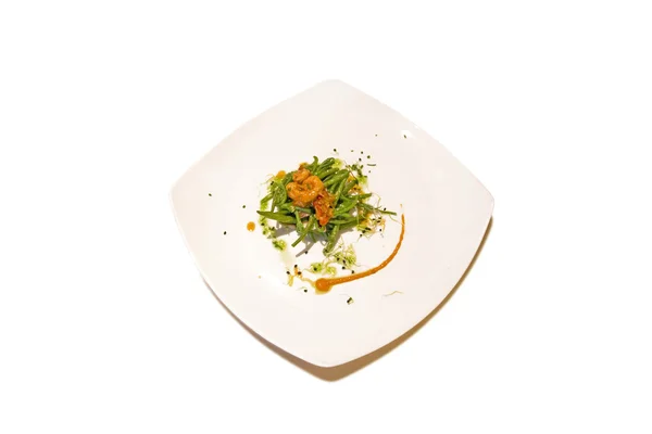 Szparagami i krewetkami danie dla smakoszy, na białym tle w kolorze białym — Zdjęcie stockowe