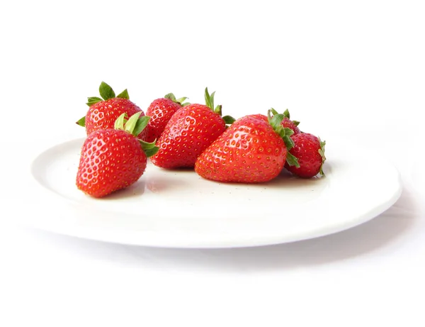 Erdbeeren im Teller — Stockfoto