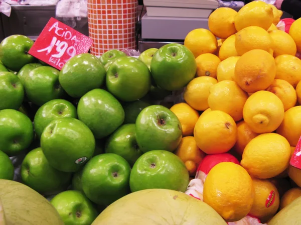 Яблука і лимони — стокове фото