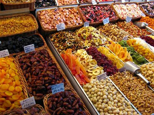 Sladkosti a sušeného ovoce na trhu — Stock fotografie
