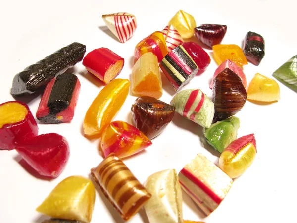Una varietà di caramelle colorate e isolate artigianali — Foto Stock