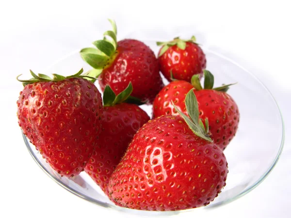 Röda jordgubbar i en tallrik — Stockfoto