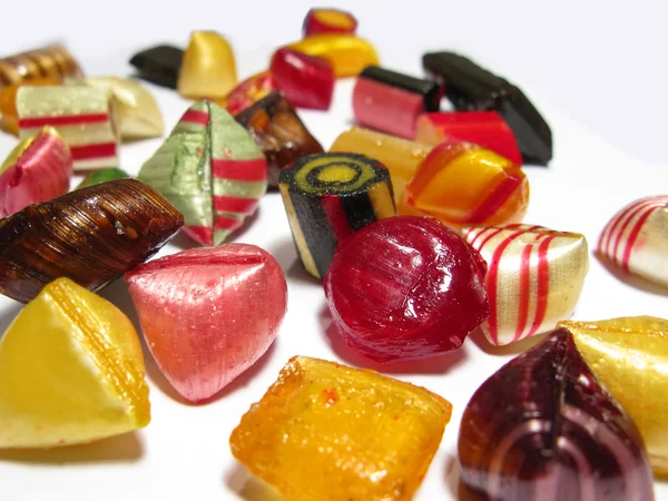 Una varietà di caramelle colorate e isolate artigianali — Foto Stock