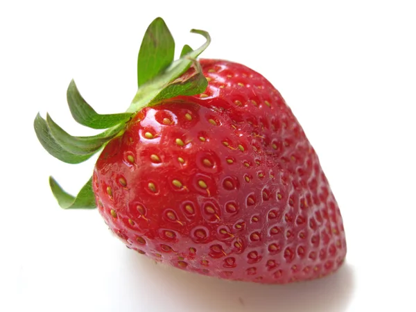 Ett rødt jordbær isolert i hvitt – stockfoto