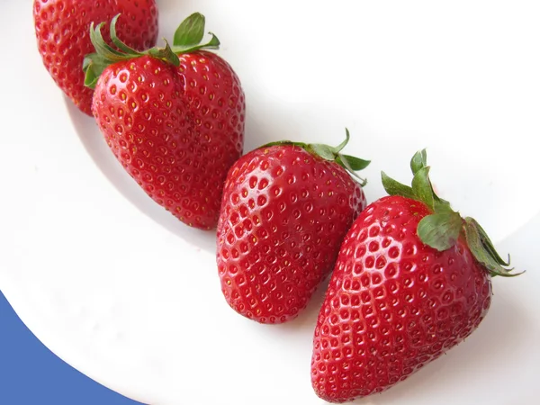 Rote Erdbeeren im Teller — Stockfoto