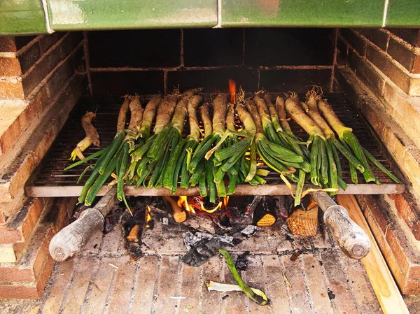 Calçots, catalan sweet and young onions — Stock Photo, Image