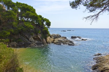 Güzel deniz ve Costa Brava (İspanya kayalarda)