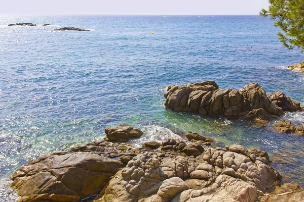 Schöne meerküste und felsen in costa brava (spanien)) — Stockfoto
