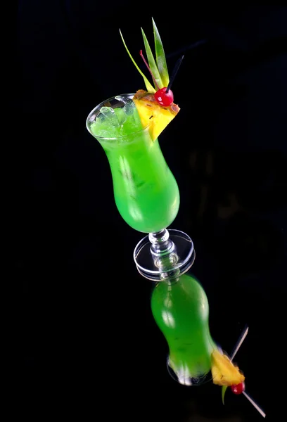 Green cocktail with pineapple on black — Stock Photo, Image