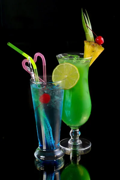 Green cocktail with pineapple and blue cocktail with ice and lim — Stock Photo, Image