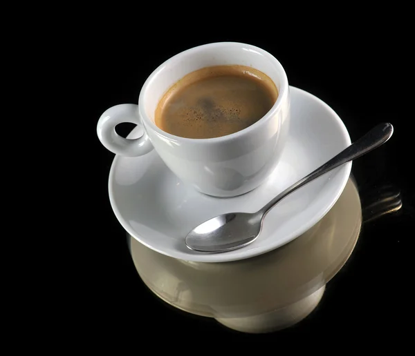 Taza de café en el negro — Foto de Stock