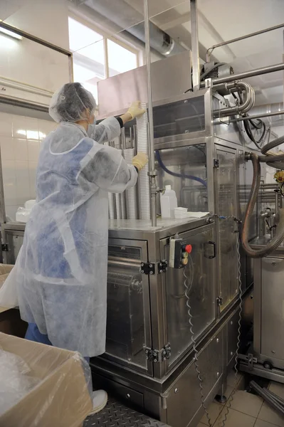 Mengemas pekerja pabrik dalam produksi susu — Stok Foto
