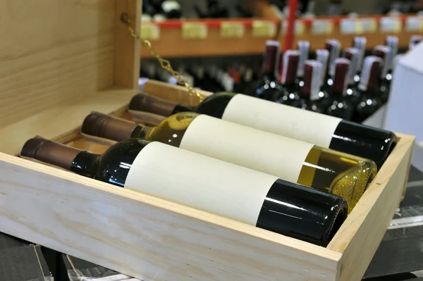 赤と白ワインのボトル — ストック写真