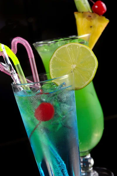 绿色鸡尾酒与菠萝和蓝色鸡尾酒与冰和林 — 图库照片