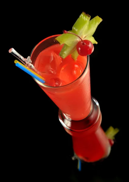 Cocktail martini con ghiaccio e carambola — Foto Stock