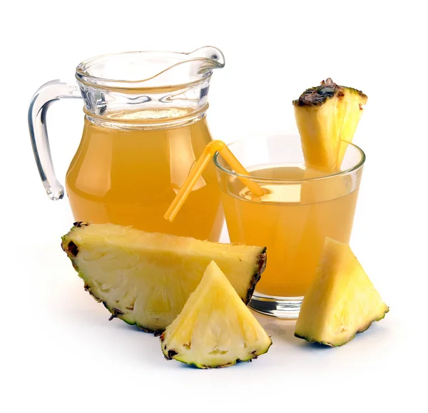 Copo cheio e jarro de suco de abacaxi — Fotografia de Stock