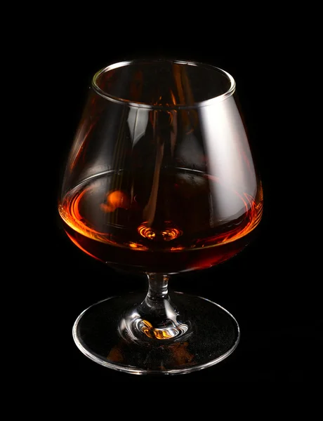 Sklenici brandy nad černou — Stock fotografie