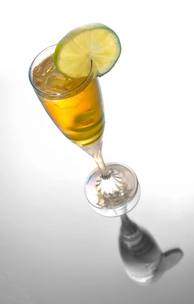 Cocktail giallo in vetro con lime — Foto Stock