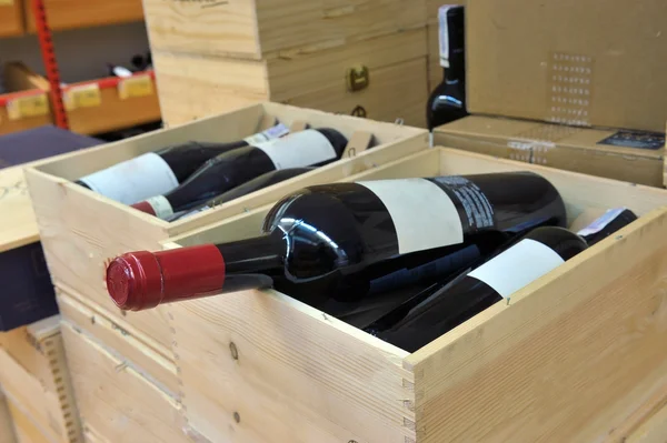 Vin rouge et blanc en bouteilles — Photo