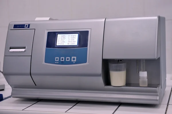 Equipos de laboratorio para pruebas de productos lácteos — Foto de Stock