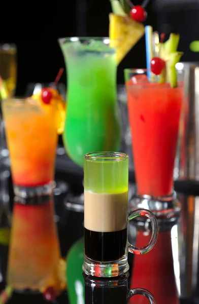 Divers cocktails au bar — Photo