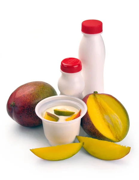 Mango ve parçaları ile yoğurt — Stok fotoğraf