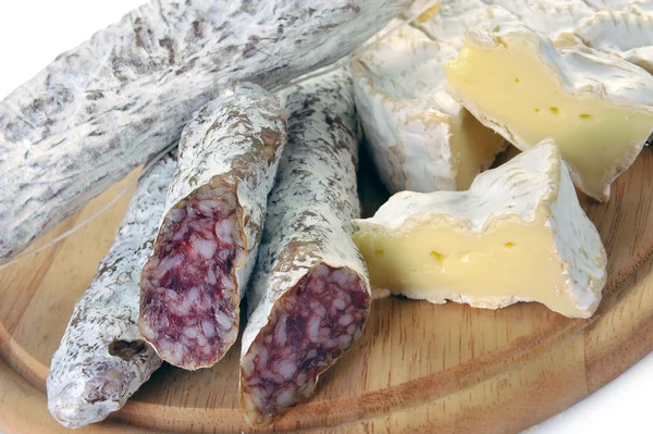 Korv salami och ost camembert — Stockfoto